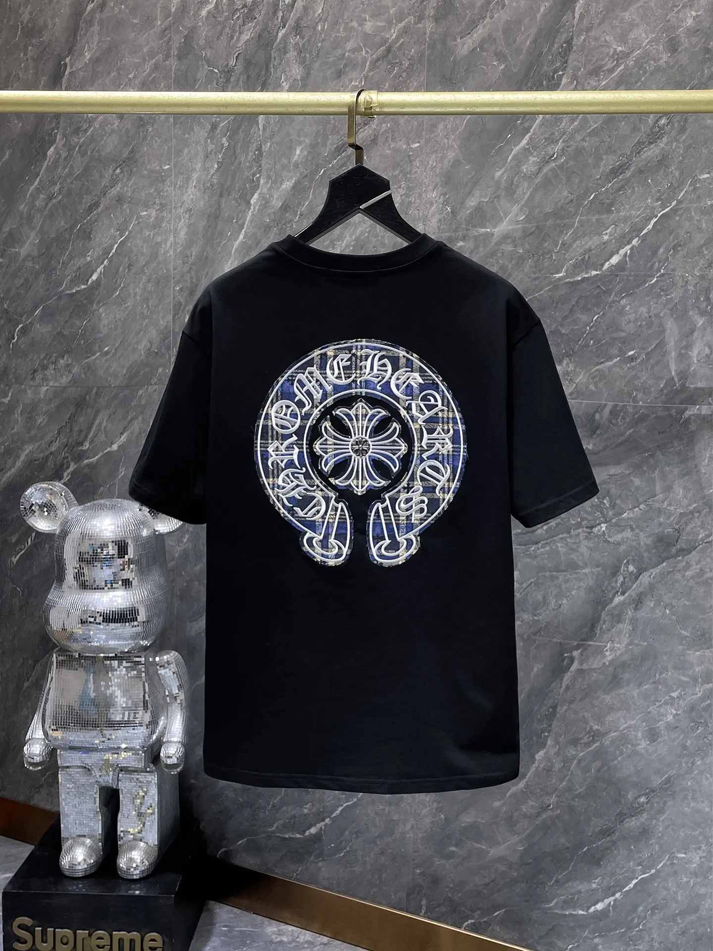 P160 New Chrome Hearts 25ss for summer. High-weight, environmentally friendly and high-quality top-grade fabric. 280g Chrome Horseshoe Contrast Color Patch Short Sleeves. Heavy-duty pure hand-cut patch embroidery technology. Counter synchronization. Re-engraved version 1:1. Recommended Color: Black White. Size: S, M, L, XL.
